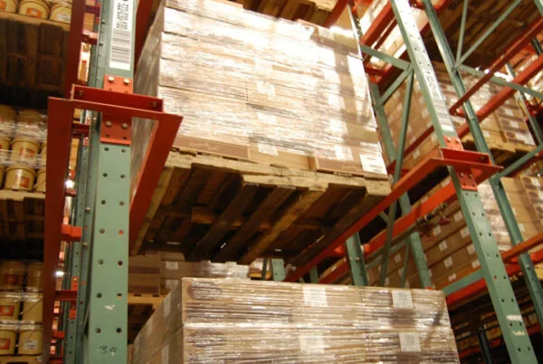 Drive-in racking system with forklift entering bay