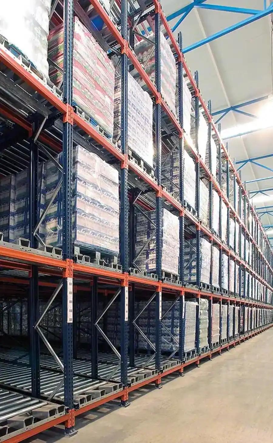 Pallet flow racking system with gravity-fed roller lanes